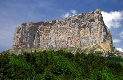 Le Mont-Aiguille (Isère) repose sur un socle marno-calcaire nettement stratifié